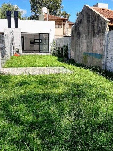 135 Entre 473 Y 474. Casa De Dos Dormitorios En Venta. City Bell