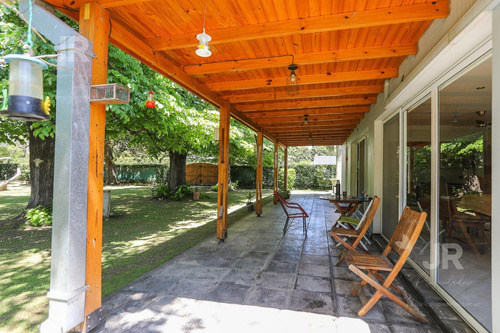 Predio De 13.000 Metros Cuadrados En Venta Con Renta En Villa Elisa, La Plata.