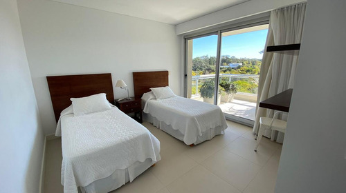 Imagen 25 de 30 de Apto Con Vista Al Mar, Parrillero Propio, 3 Suites Servicio, Temp 2022 - Playa Brava