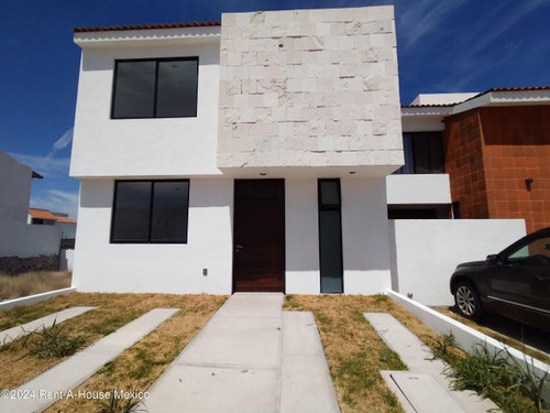 Estrena Casa De Tres Recámaras En Renta En Ciudad Maderas