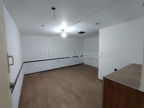 Casa En Alquiler En Zona Comercial Para Cualquier Uso Que Le Quieran Dar Antiguamente Funcionaba La Clínica Ronquillo La Casa Esta Para Ser Remodelada, Ubicada Estratégicamente