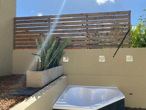 Casa Nueva, Moderna, Amplia, Súper Equipada Para Disfrutar Full H/5 Huéspedes. 2 Dormitorios, Jardín, Rincón De Agua, Parrilla, Cochera. Buen Wifi Y Servicio De Blancos. Enjoy Colon, Entre Ríos