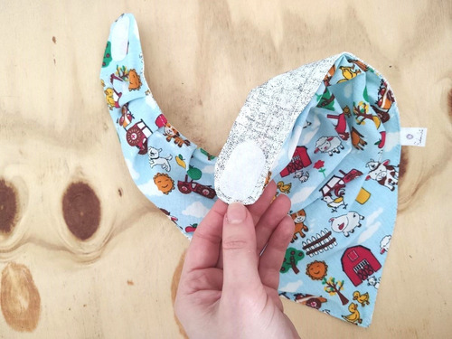 Imagem 6 de 6 de Kit Para Bebê Com Chapeuzinho Dupla Face E Babador Bandana