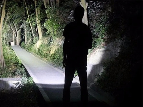 Imagem 2 de 3 de Lanterna Holofote Led 9.999.000 Lumens Potente Melhor +forte