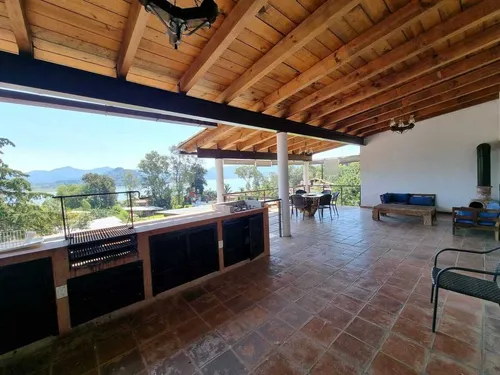 Casa Con Amplias Terrazas Y Jacuzzi En Venta
