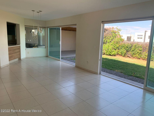 Casa En Venta En Zona Residencial Kp