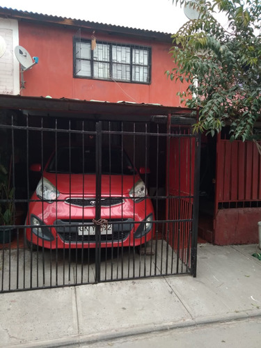 Casa Pareada Con Estacionamiento En Tranquilo Pasaje