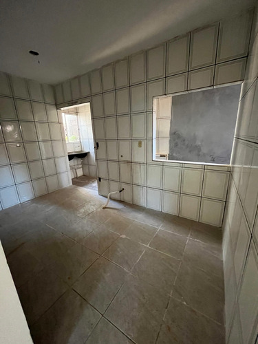 Casa Com 3 Quartos, Cozinha, Sala, 2 Banheiros, Varanda.
