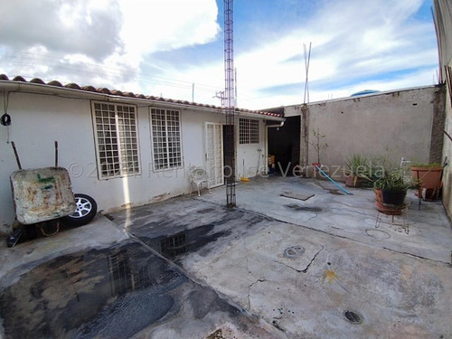 Casa En Venta Urb Corinsa, Cagua 24-28122 Hc