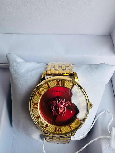 Reloj Versace Para Dama Dorado Con Fondo Color Tinto