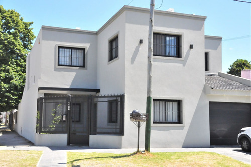 Imagen 2 de 30 de Moderna Casa En Banfield Este C/quincho Y Pileta