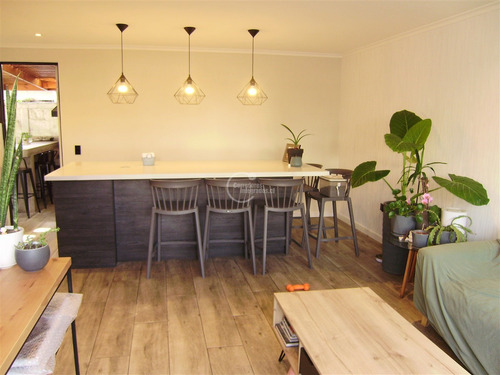 Casa En Venta De 3 Dorm. En Las Condes. Remodelada. Pasaje.