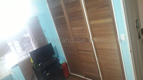Casa En Venta La Trinidad. Codigo: 22-19042 Cm