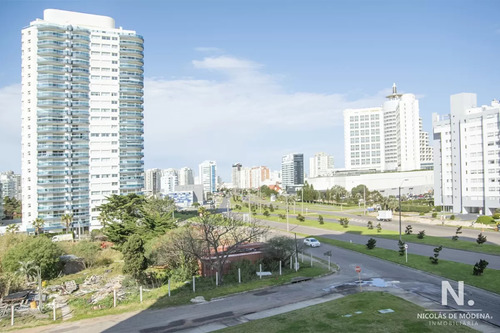 Departamento De 2 Dormitorios En Venta En Torre Moderna A Metros De Playa Mansa.