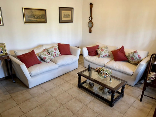 Casa En Béccar, Lote 300.99 M2. Cubiertos 203 M2 Jardín 100 M2