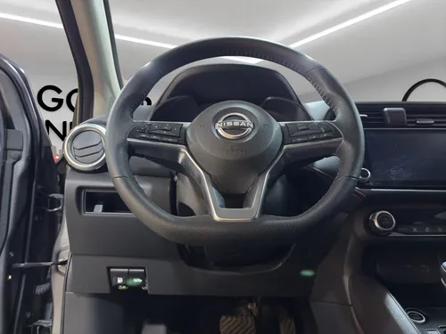 Nissan Versa SR CVT