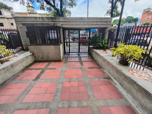 Apartamento En Venta En Los Chaguaramos. Yr242162. Apartamento 4hab 3 Baños, Maletero, Tanque De Agua; Muy Ventilado E Iluminado, Con Vista De 200 Grados Al Avila Y Panorámica De La Ciudad.
