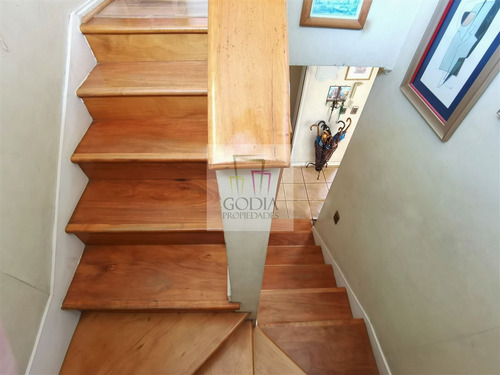 Casa En Venta De 4 Dorm. En Peñalolén