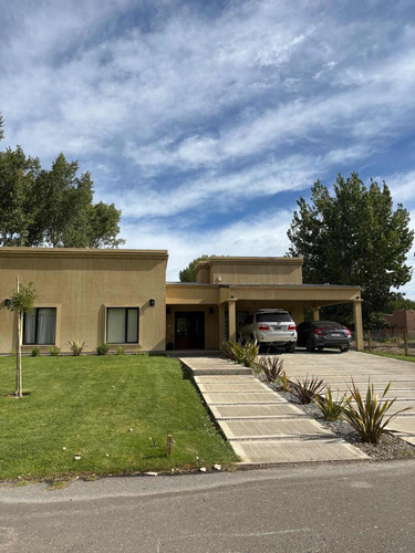 Casa En Neuquén , Barrio Los Canales. Alquiler/venta.