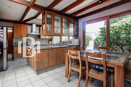 Casa En Venta En Condominio De 5 Dorm. En Las Condes