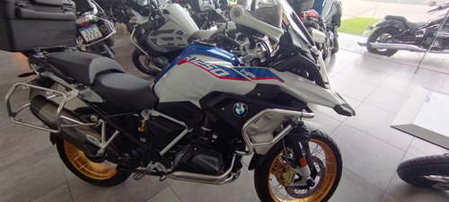 Inmaculada, Muchos Accesorios, Akrapovic