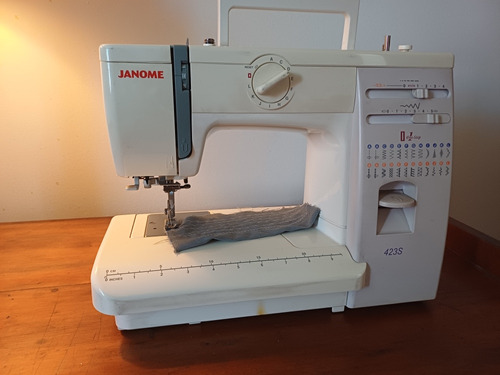 Máquina De Coser Janome 423s,  Con Instructivo 