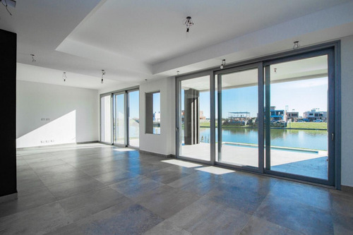 Imagen 6 de 30 de Venta | Casa Con 4 Dormitorios Y Dependencia | A Estrenar | Lote Al Agua | Carpinchos