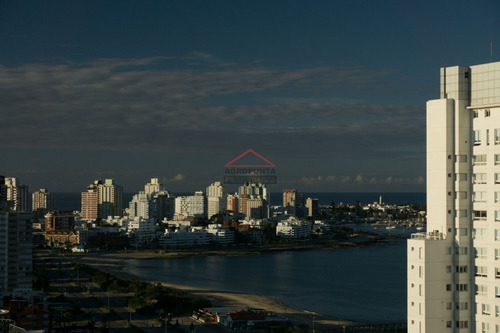 Departamento En Importante Torre.- Ref: 4942