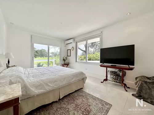 Casa De Tres Dormitorios Y Servicio En Venta, Golf, Punta Del Este