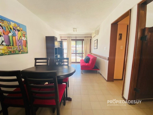 Apartamento Con Vista Al Mar De 1 Dorm. Playa Mansa, Punta Del Este- Ref: 806