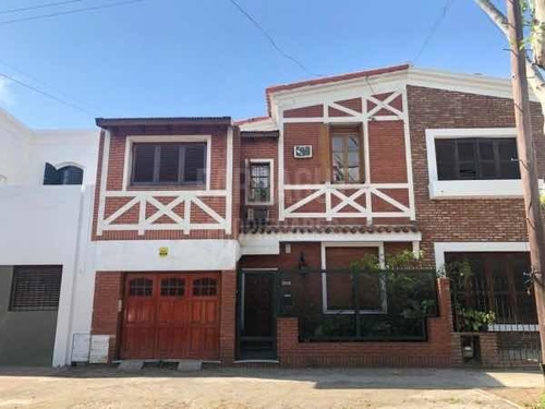 La Paz / Ov. Lagos. Casa 4 Dormitorios Con Patio Y Cochera