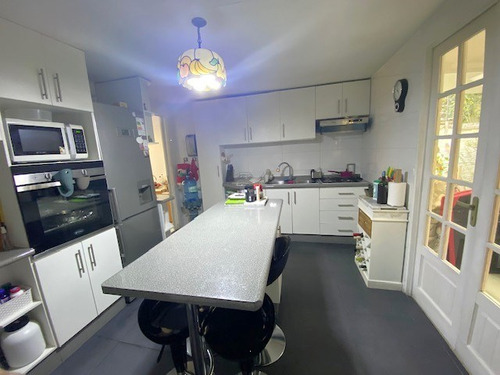 Casa En Venta De 4 Dorm. En Ñuñoa