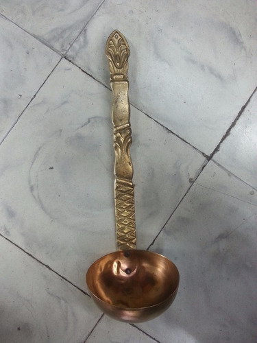 Cucharon Antiguo En Bronce Y Cobre Tallado Macizo Grande