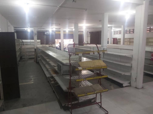 Imagen 3 de 8 de Alquiler De Espacioso Supermercado En Esquina A Pie De Calle En Piñonal, Con Un Frente Amplio Y Visible Y Una Ubicación Privilegiada En Calle De Alto Tránsito