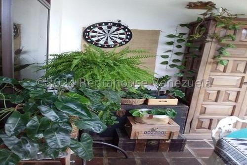 En Venta Casa Varios Niveles Ubicada En Buena Zona Del Hatillo 24-28093