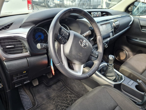 Imagen 9 de 15 de Toyota Hilux Srv 4x2 2019