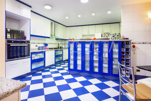 Casa En Arriendo De 7 Dorm. En Las Condes