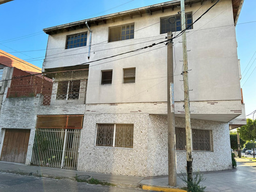 Venta - Con Financiacion - Casa De 3 Plantas - Excelente Esquina Sobre Avda. Vélez Sarsfield