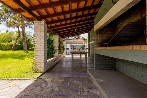 Venta De Casa En Playa Mansa, 3 Dormitorios- Ref: 19080
