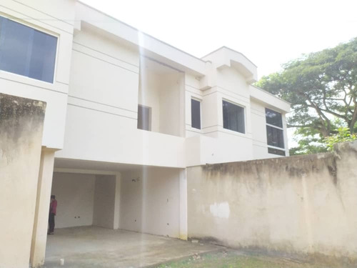 Town House En Venta En Obra Gris Ubicado En Residencias Vista Al Golf Urb Villas De San Diego Country Club. St