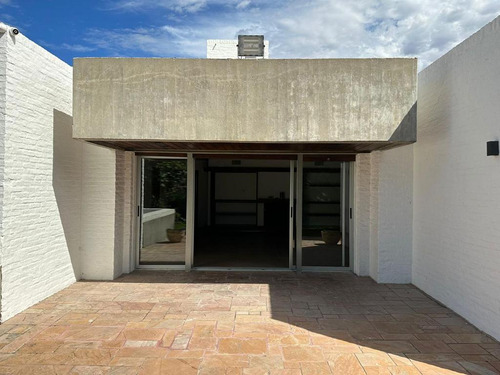 Alquiler De Casa 4 Dormitorios En Suite, 2 Dormitorios De Servicio, Garage Para 4 Autos, Fondo Con Piscina. Carrasco