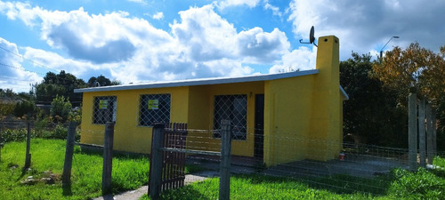 Se Vende Casa Con Amplio Terreno En La Ciudad De Rocha, Camponet Uruguay.