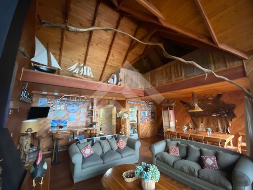 Casa En Venta De 6 Dorm. En Panguipulli