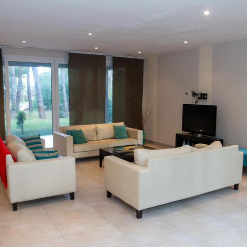 Moderna Casa En Venta En Selene Esq. Etoneo, Zona Norte- Pinamar. 4 Dormitorios- Gas Natural