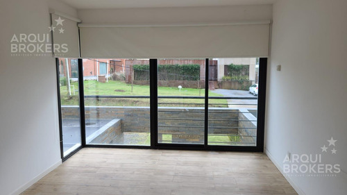 Casa De 3 Dormitorios Y Servicio En Venta En Mirador De La Tahona