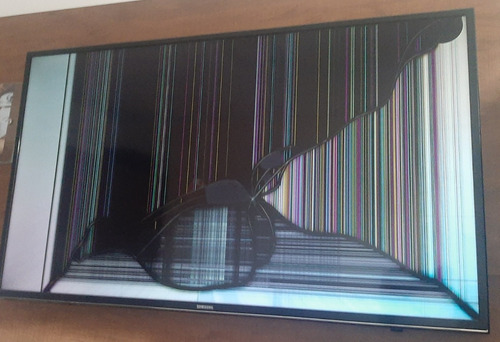 Imagem 1 de 1 de Smartv Samsung 4k 40 Pol. 40mu6100 (tela Quebrada)