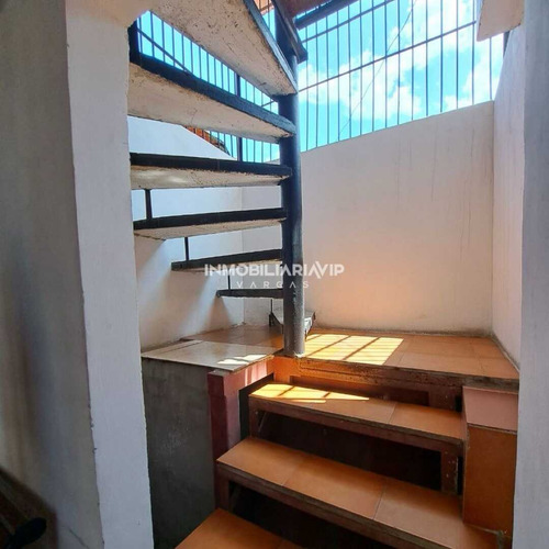 Te Ofrecemos En Venta Edificio De Tres Plantas Ubicado En Maiquetia - Calle Los Baños - Estado La Guaira. Ref 005 - 601