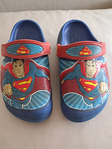 Crocs De Niño Con Luz De Superman. C12