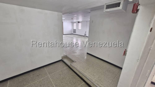 En Alquiler Excelente Oficina Ideal Y Funcional En La Urbina