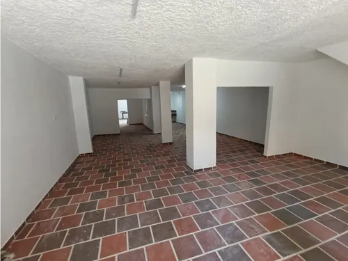 Se Arrienda Local Comercial En Copacabana.